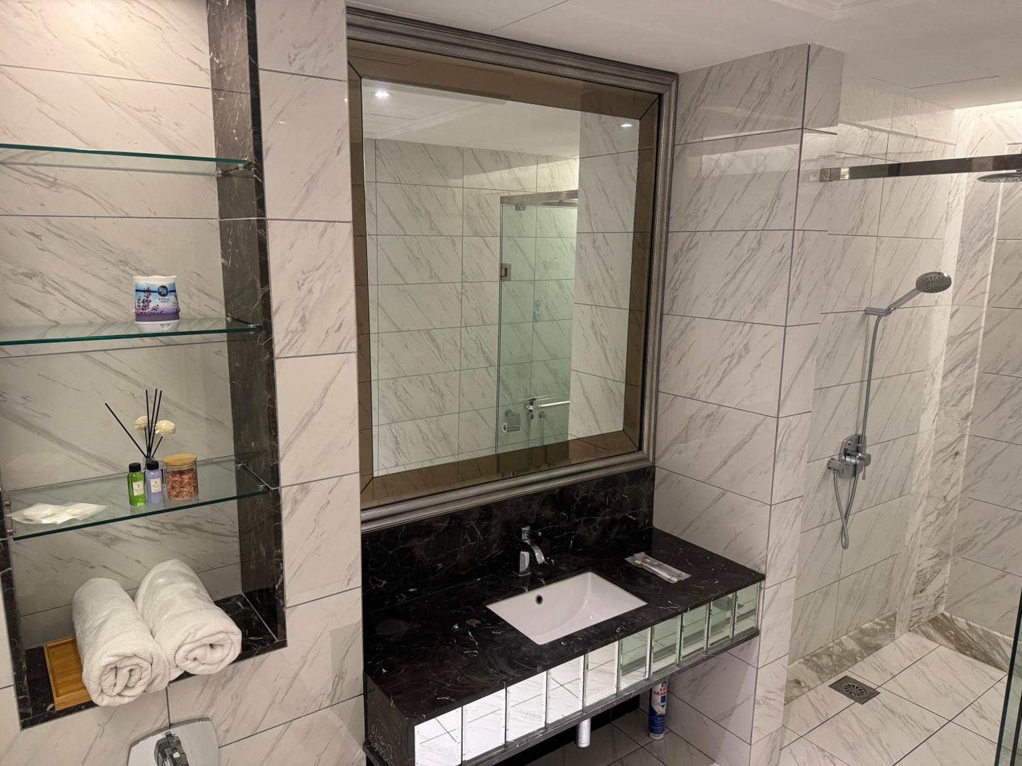 Pangsapuri Dorsett Sri Hartamas By Chengal With Bathtub, Rooftop Pool, Kl Centre, Round The Clock Security, Netflix, Youtube, Free Parking Kuala Lumpur
