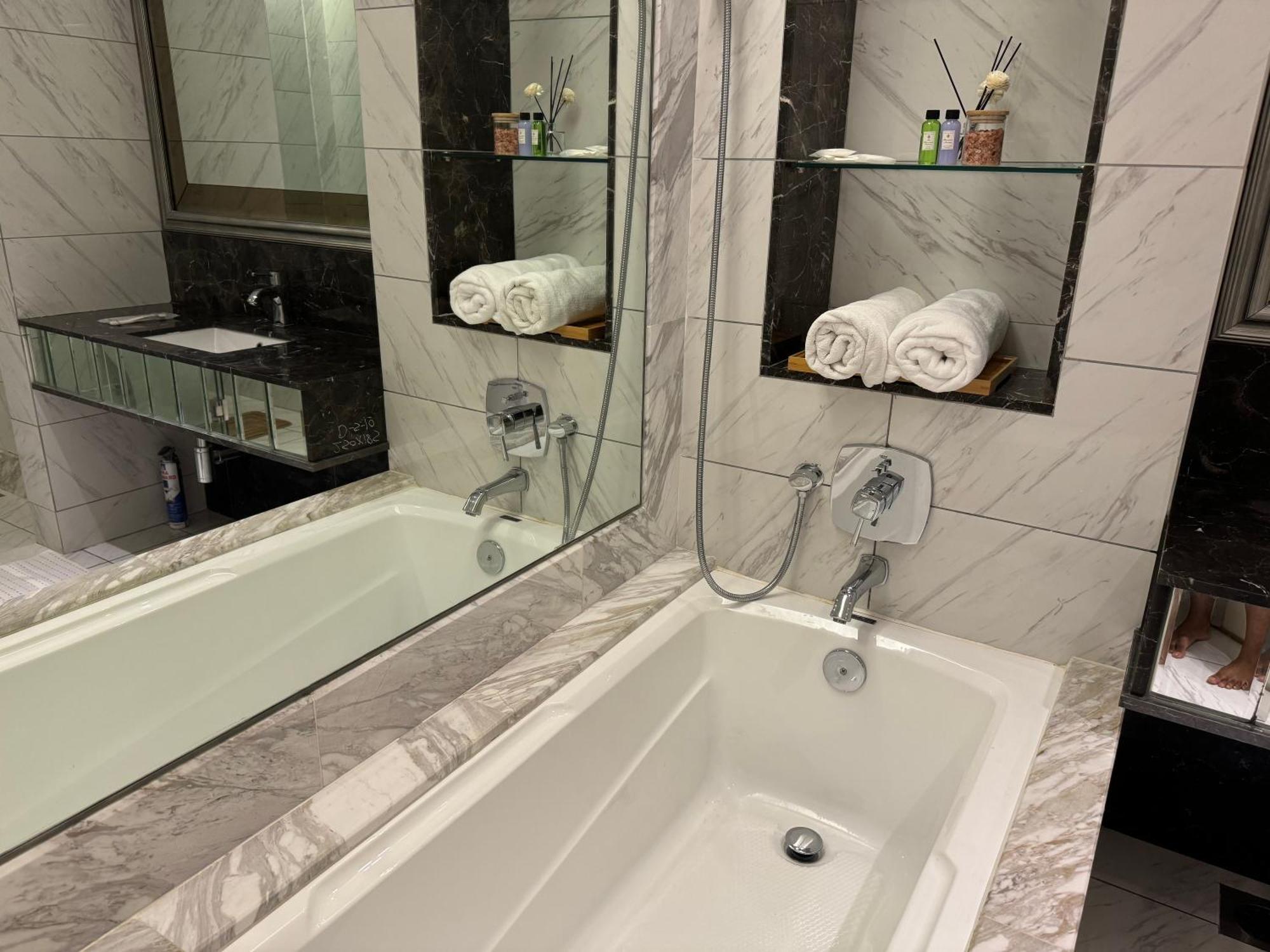 Dorsett Sri Hartamas By Chengal With Bathtub, Rooftop Pool, Kl Centre, Round The Clock Security, Netflix, Youtube, Free Parking